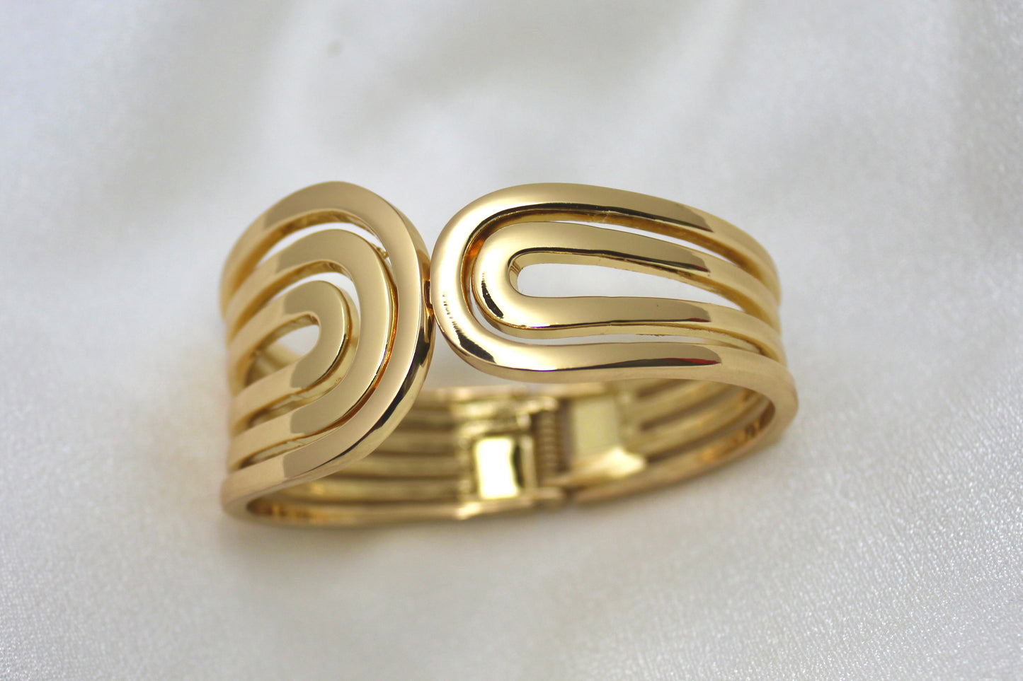 Golden Oval Link Bangle