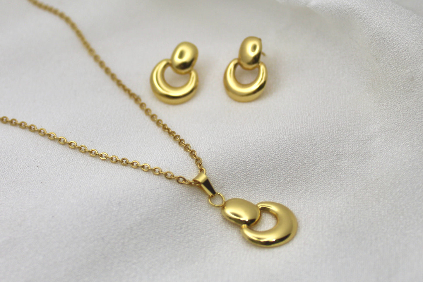 Celeste Circular Necklace With Earrings