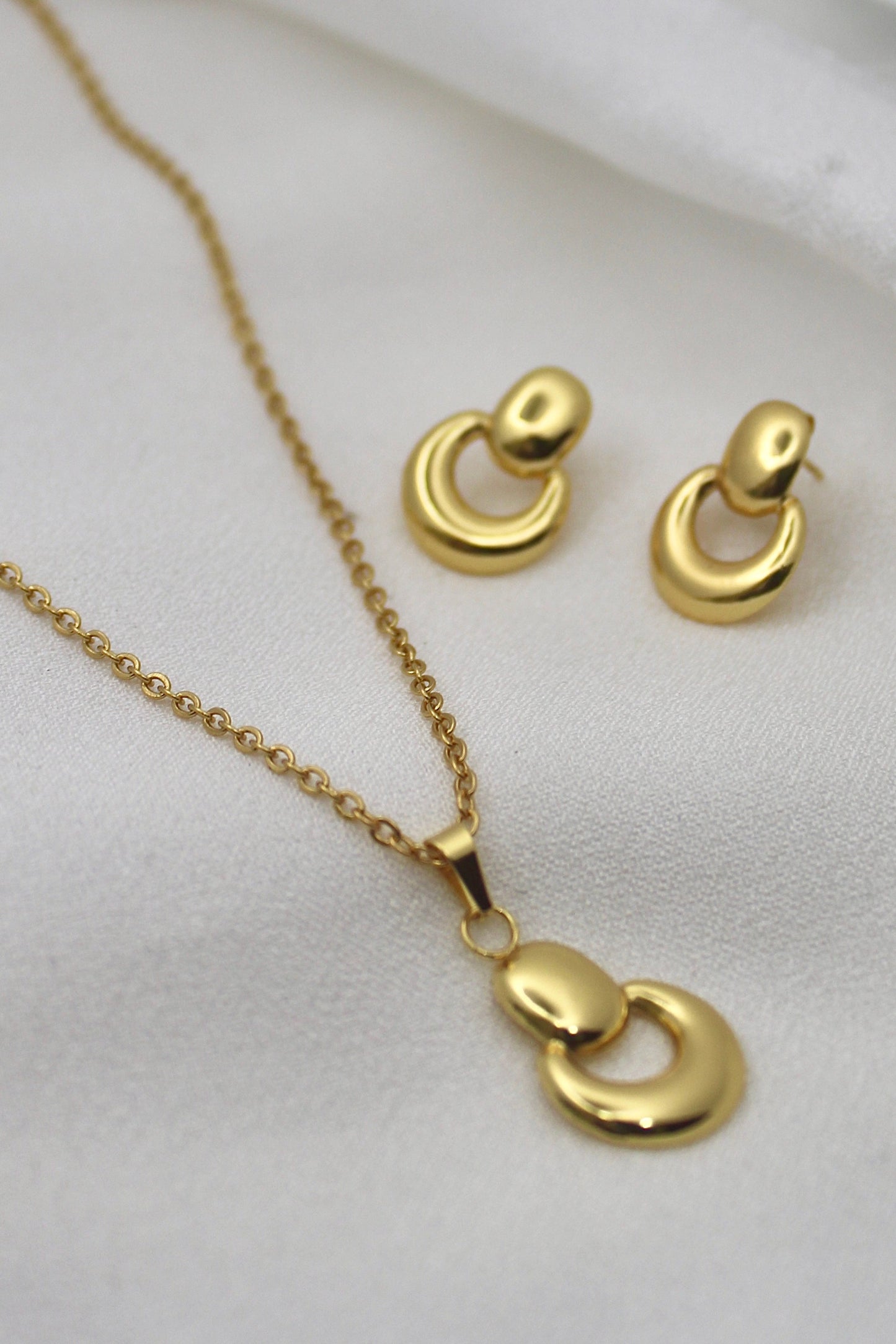 Celeste Circular Necklace With Earrings