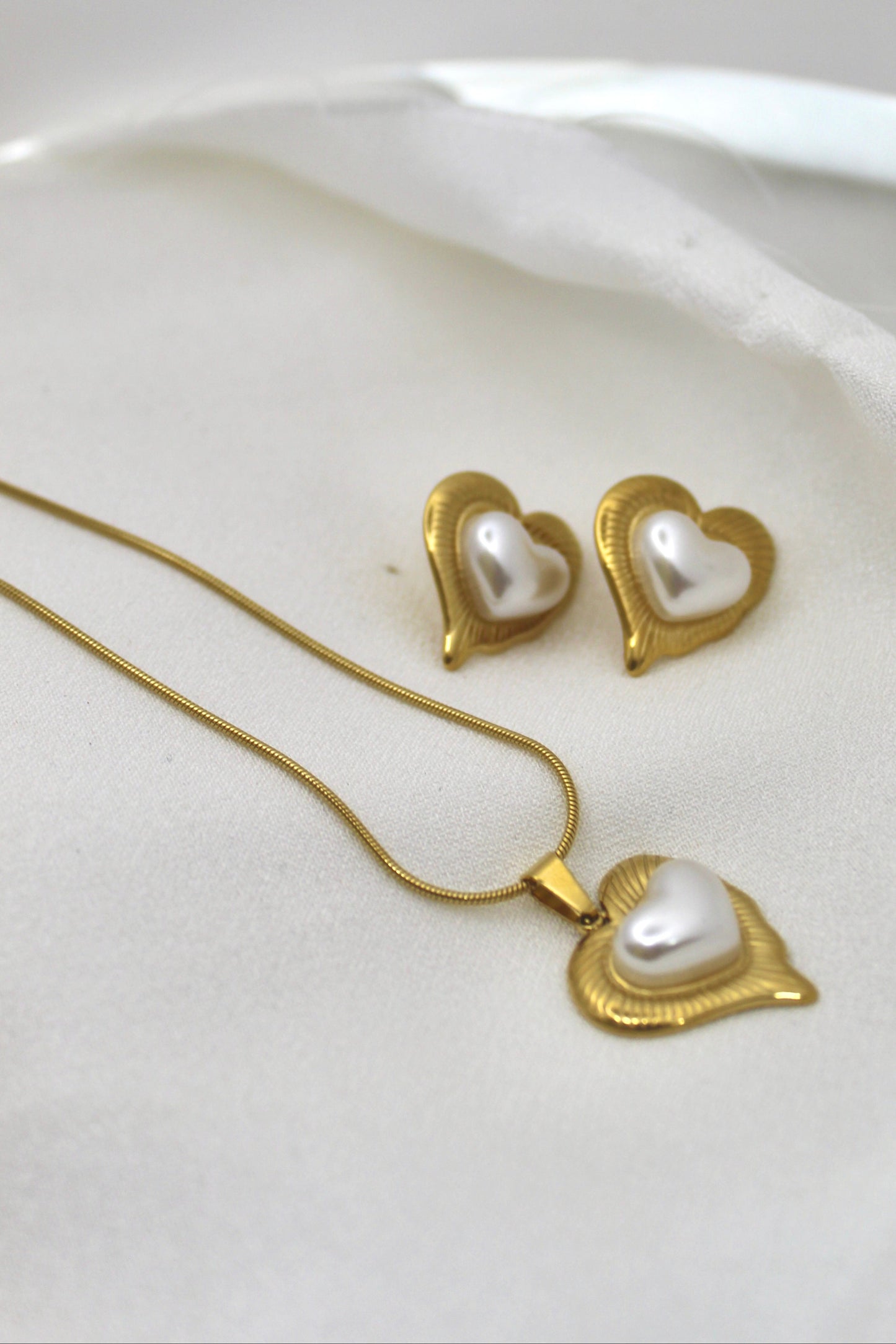 Heartbeat Pearl Necklace With Earrings