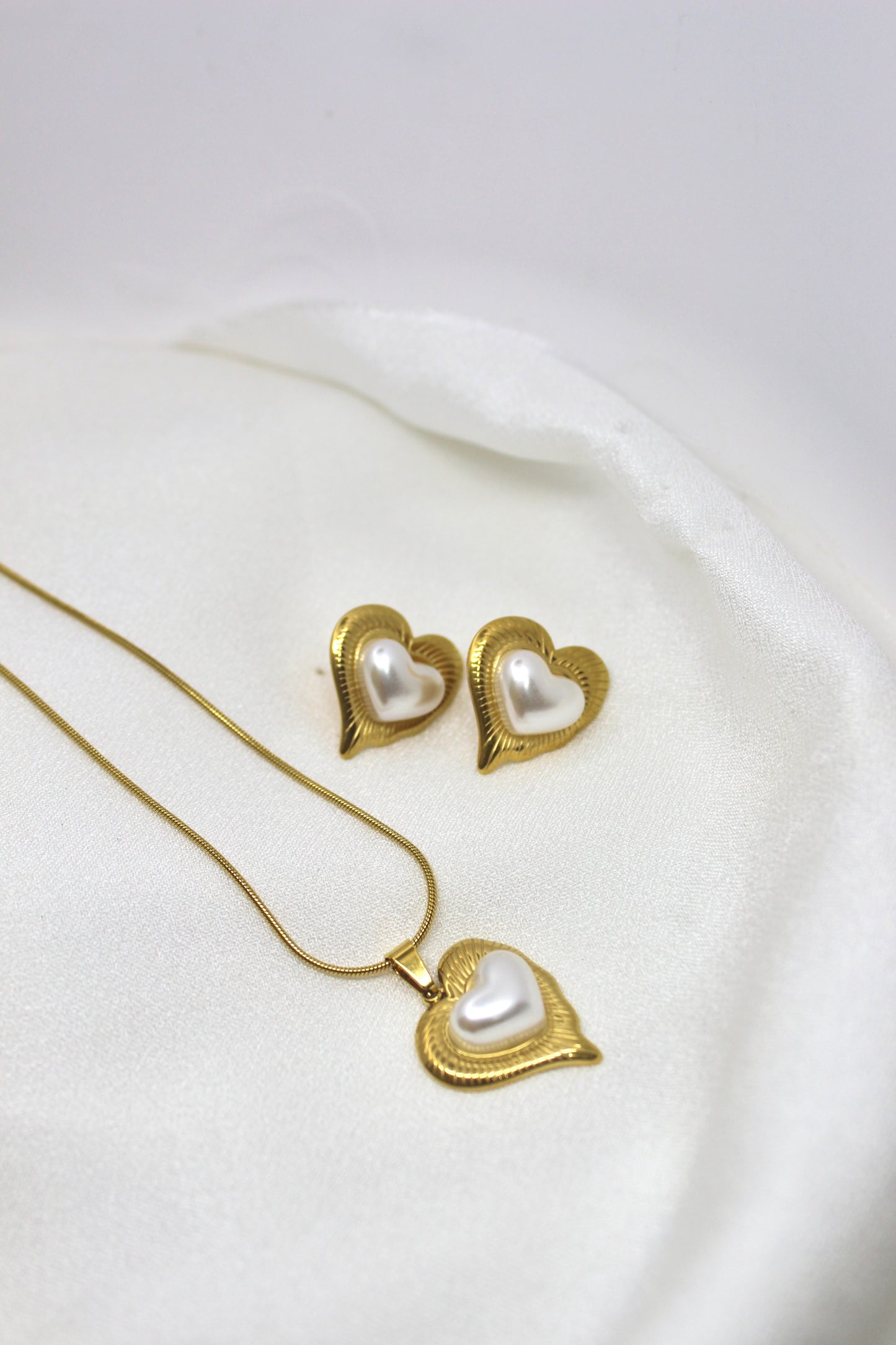 Heartbeat Pearl Necklace With Earrings